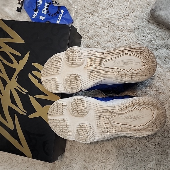 Nike LeBron 17 More Than an Athlete Shoes - Picture 4 of 4